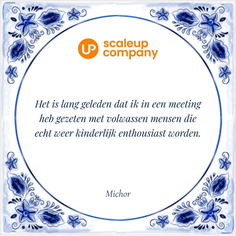 Delfts blauw tegeltje van ScaleUp Company over volwassen mensen die weer kinderlijk enthousiast worden