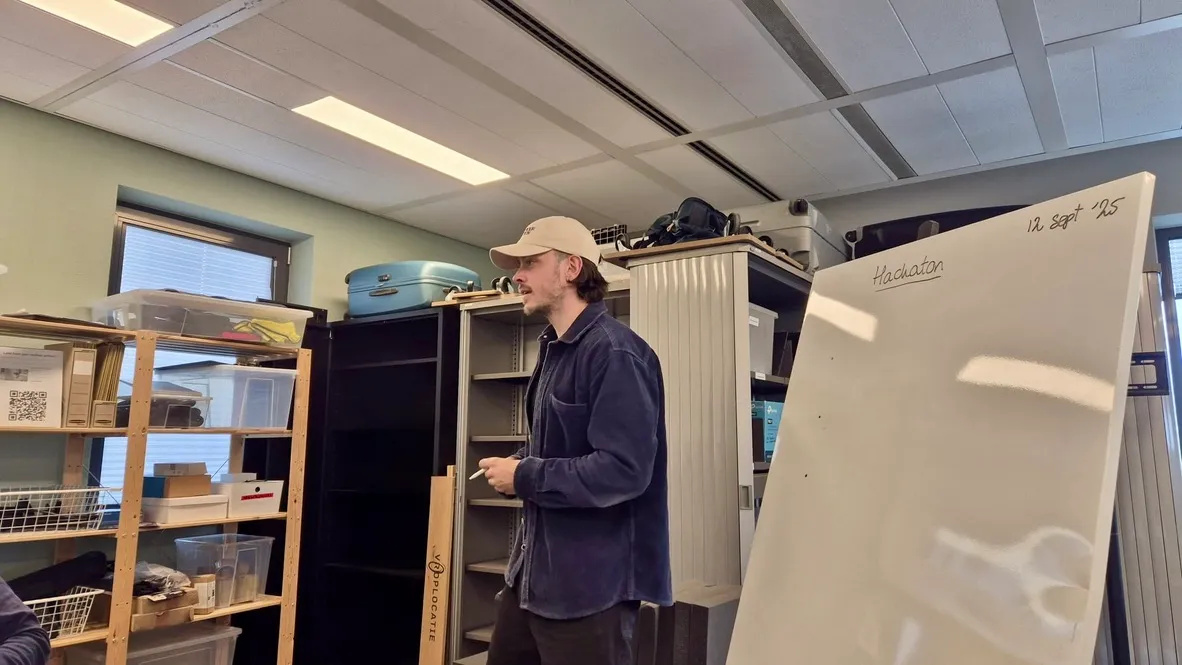 Deelnemers aan het bouwen tijdens een TwoFeetUp hackathon